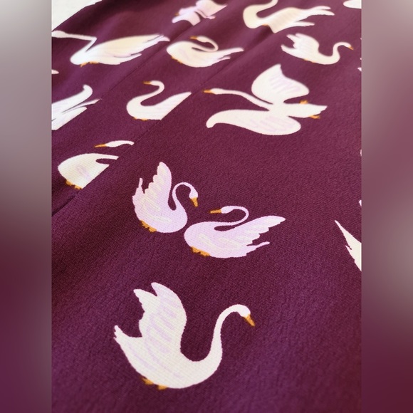 🦢Nice Things🦢 Deep Purple Swan Print Midi Dress / Size US 8 / EU 38 - Picture 2 of 15